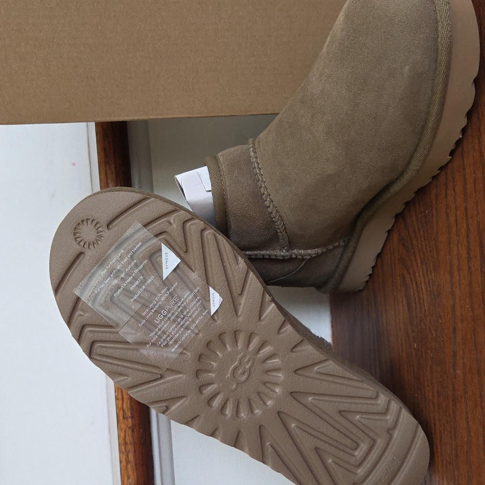 UGG classic ultra mini khaki boots size 7 NIB - Picture 3 of 4